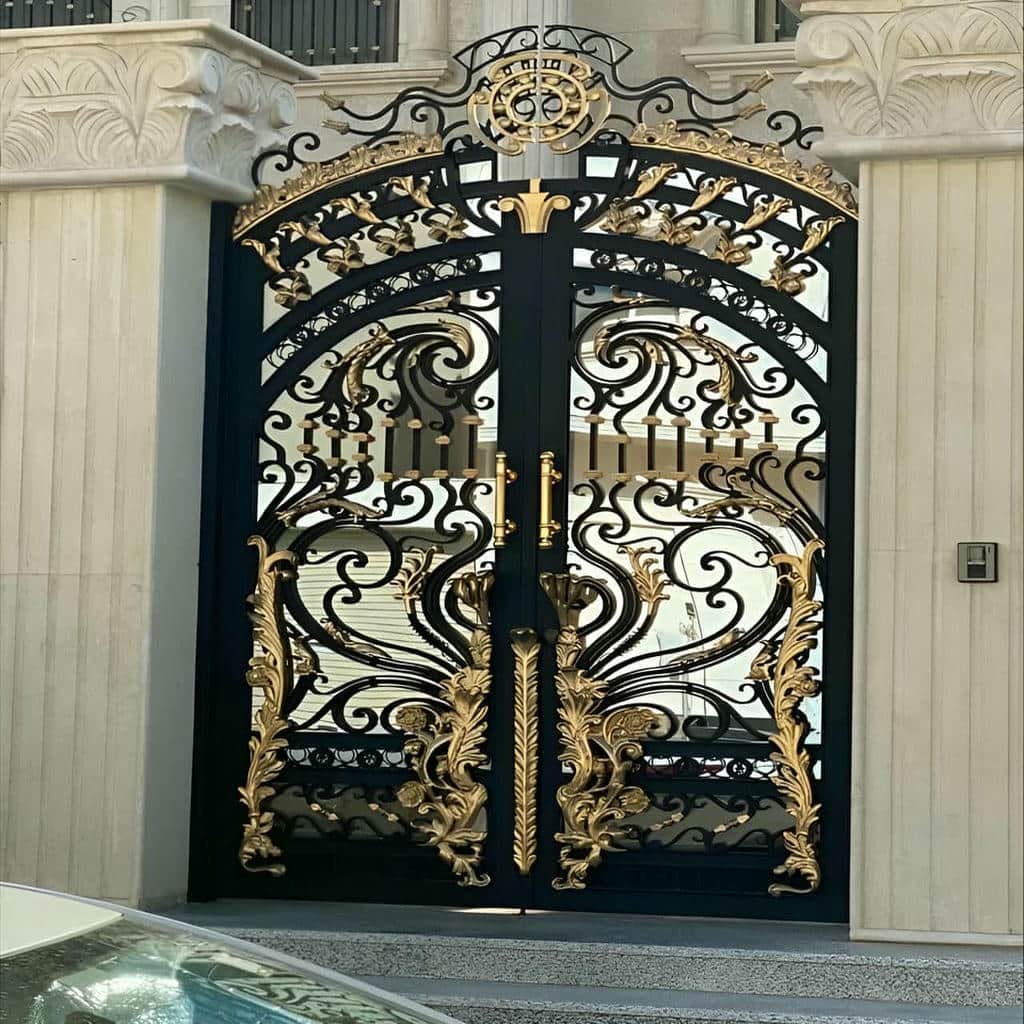 درب پارکینگ فلزی دو لنگه با طرح خطی و قفل مطمئن