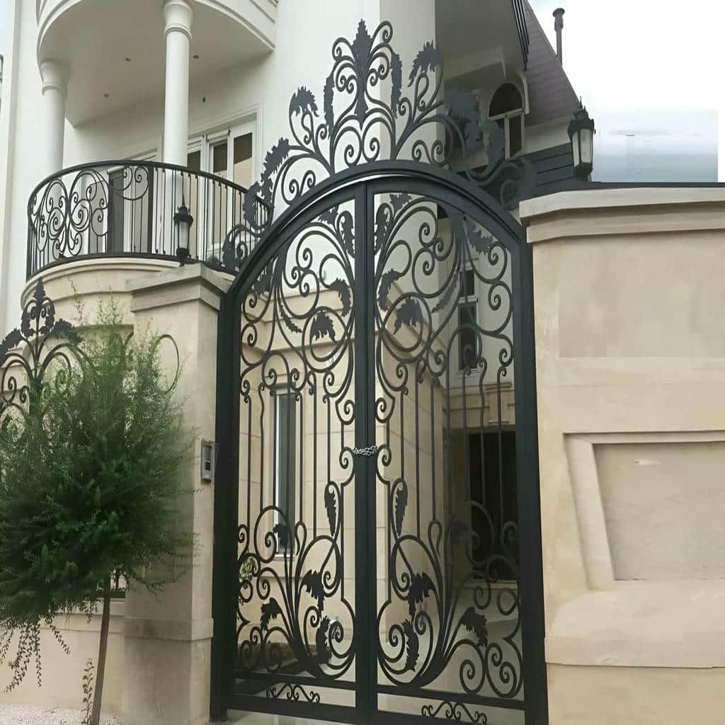 درب پارکینگ فلزی دو لنگه ورق‌دار برای حفظ حریم