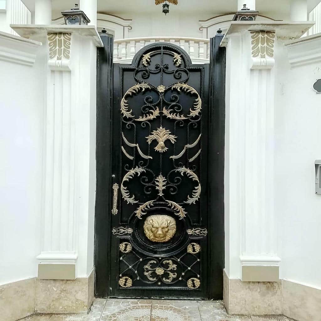 نصب درب پارکینگ مدرن پنل مشبک با کلاف مقاوم