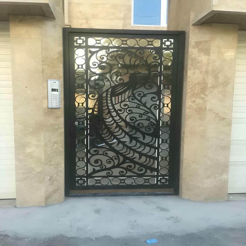درب کوچک نفررو برای کنترل ورود روزانه