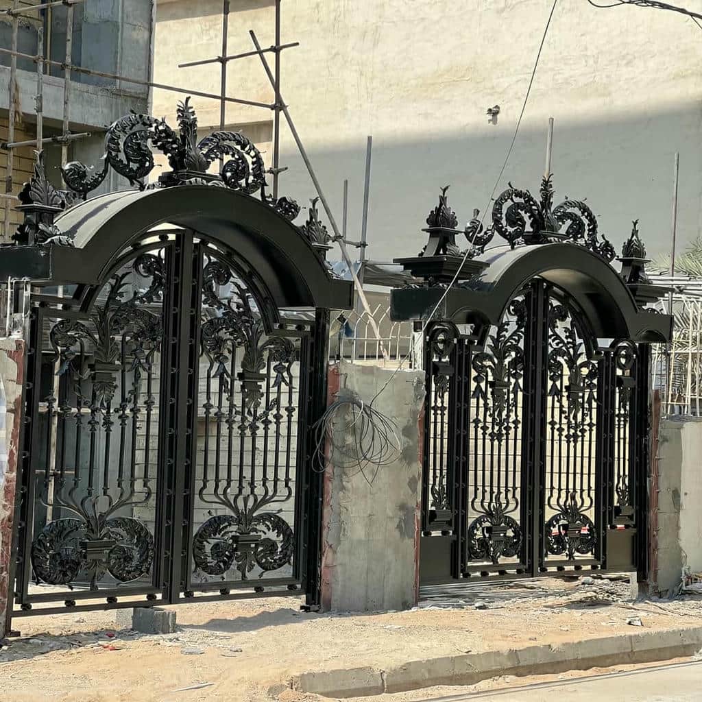 درب قوسی دولنگه برای رفت‌وآمد روان خودرو