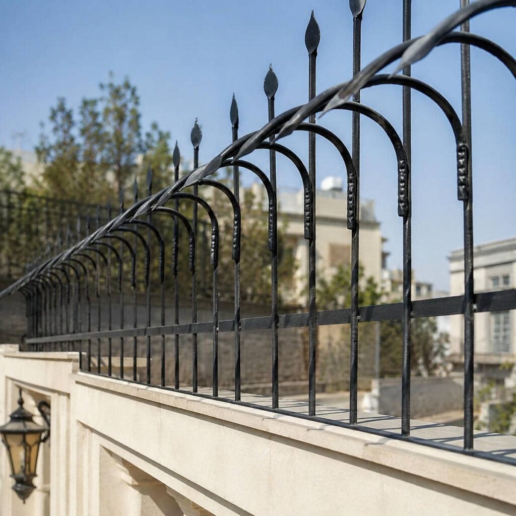 حفاظ روی دیوار باغ محوطه برای امنیت ورودی