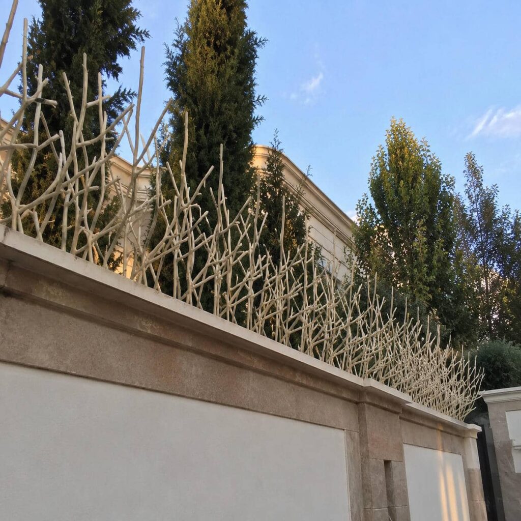 طرح آبشاری حفاظ دیوار باغ برای رفت‌وآمد مطمئن