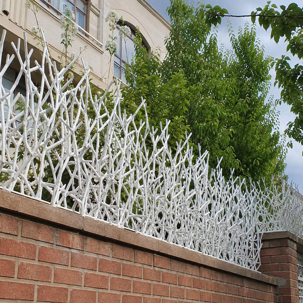 طرح کم‌عرض حفاظ دیوار ویلا کنار پارکینگ