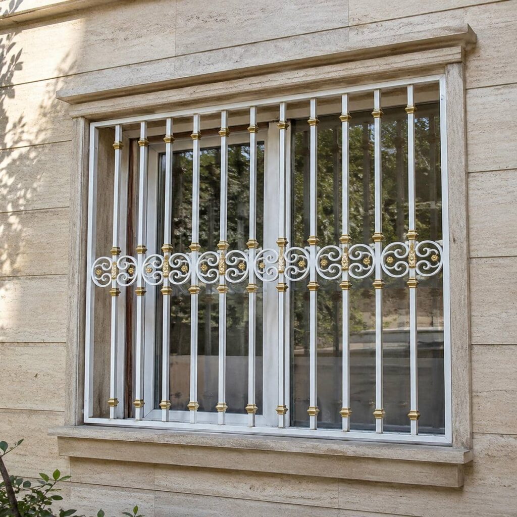 نصب حفاظ پنجره مشکی طلایی نما روی زیرسازی مقاوم