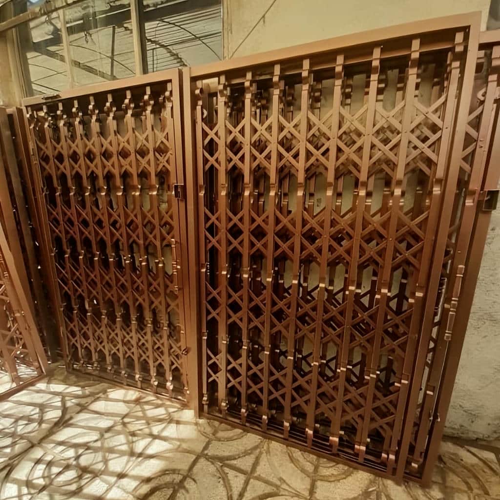 حفاظ آکاردئونی ورودی آپارتمان