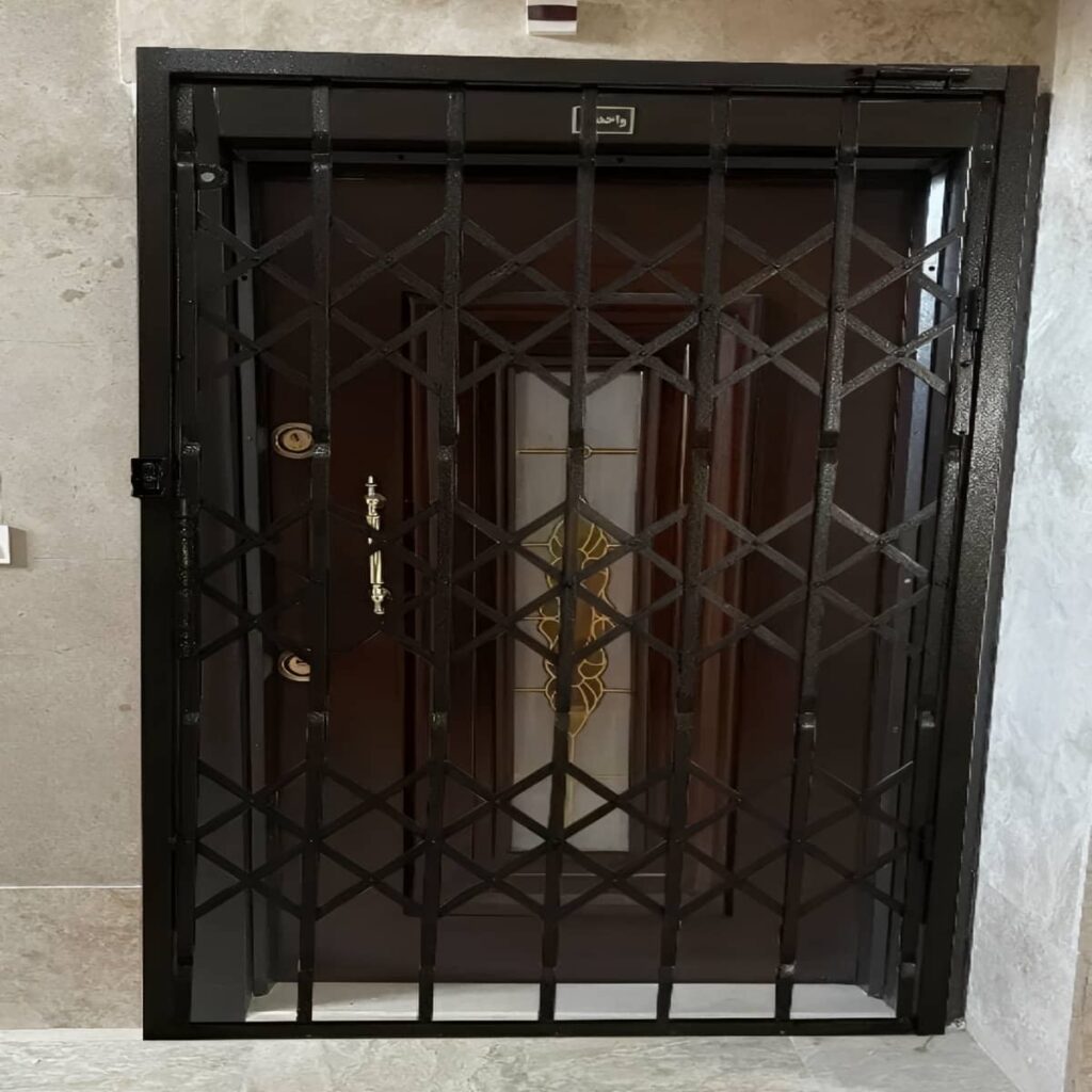 درب آکاردئونی با پوشش رنگی