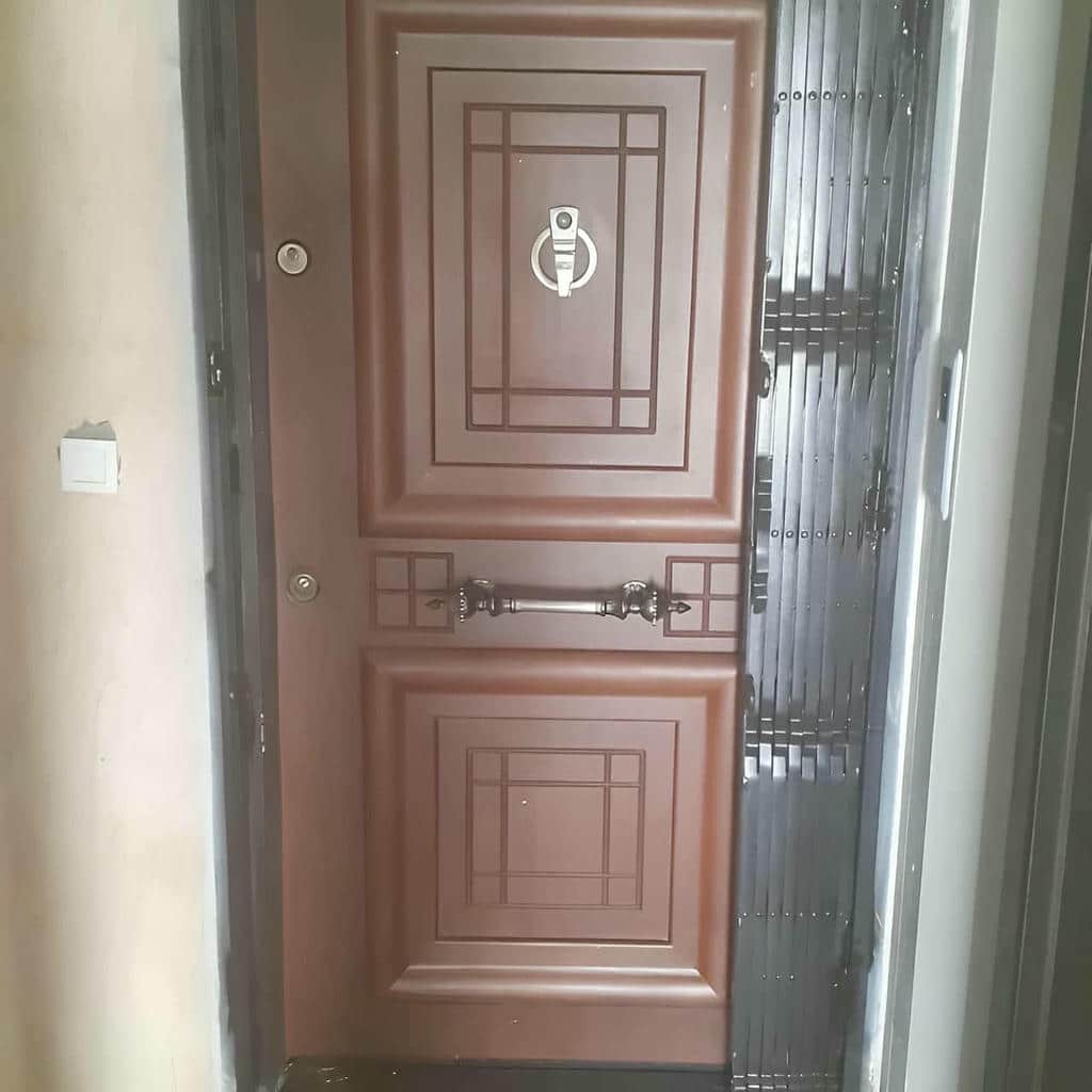 درب آکاردئونی ساختمان پرتردد