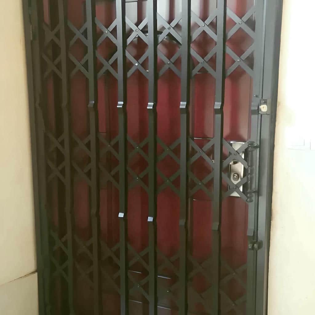 درب آکاردئونی با قفل امنیتی