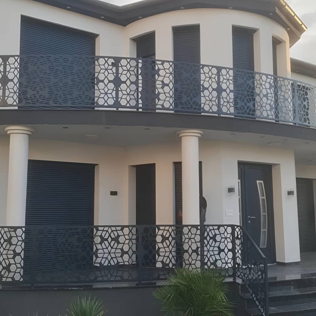 نرده تراس هماهنگ با نما
