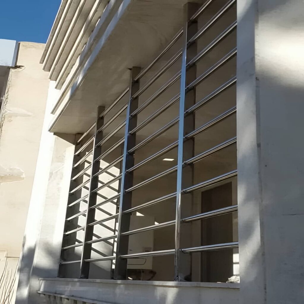نرده راه پله با پوشش مقاوم