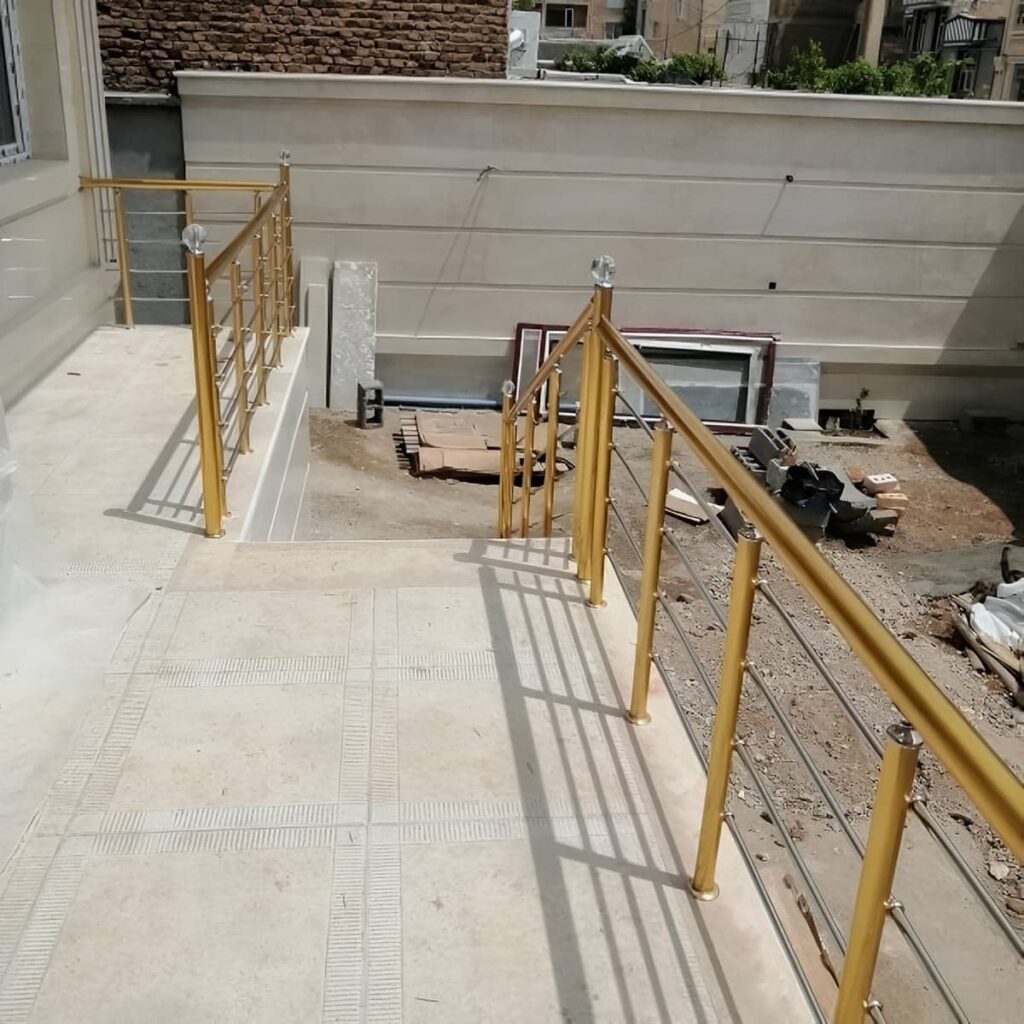 جان پناه بالکن فلزی