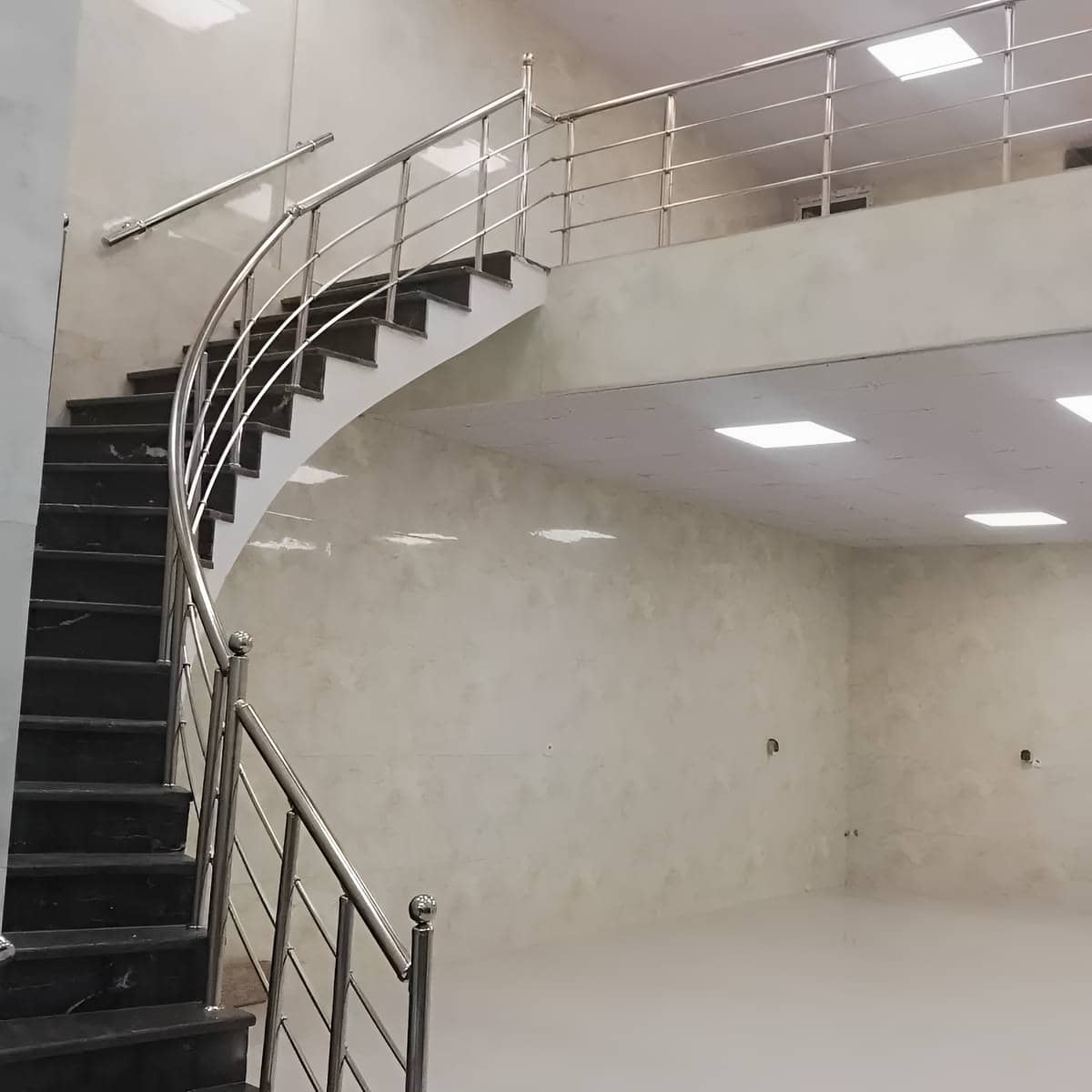 مرکز عرضه و اجرای نرده استیل راه پله برای افزایش امنیت ورودی