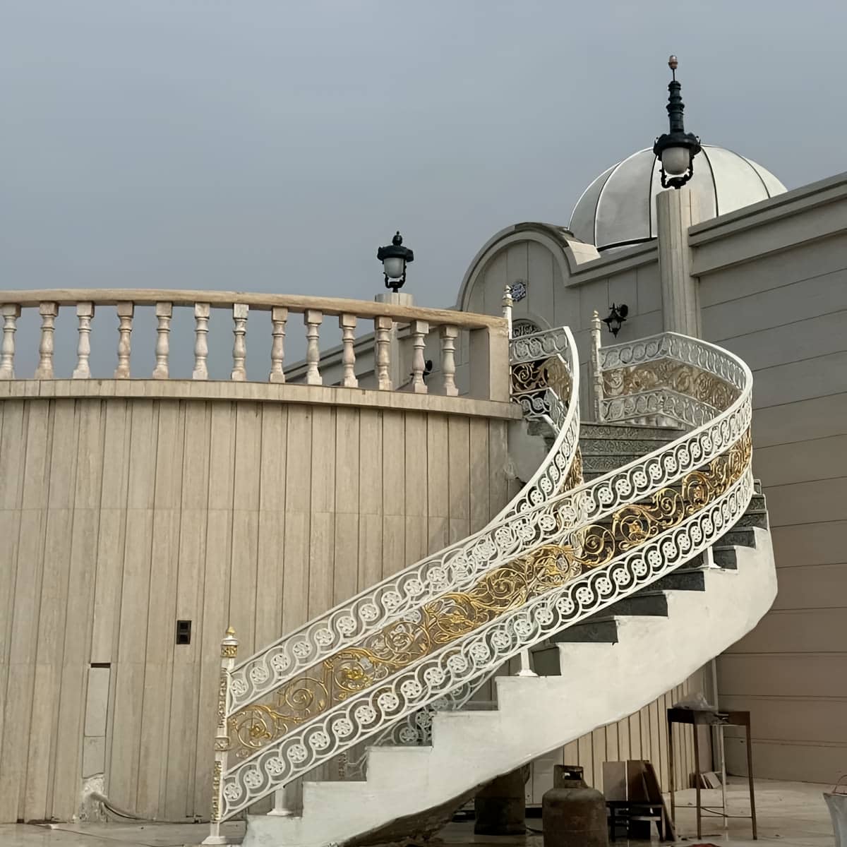 مرکز فروش نرده فرفورژه بالکن برای مناطق مرطوب و بارانی