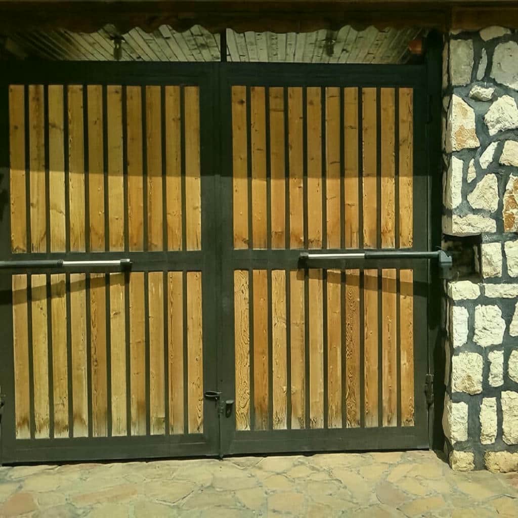 جک درب پارکینگ کنار درب آهنی جک درب پارکینگ کنار درب آهنی