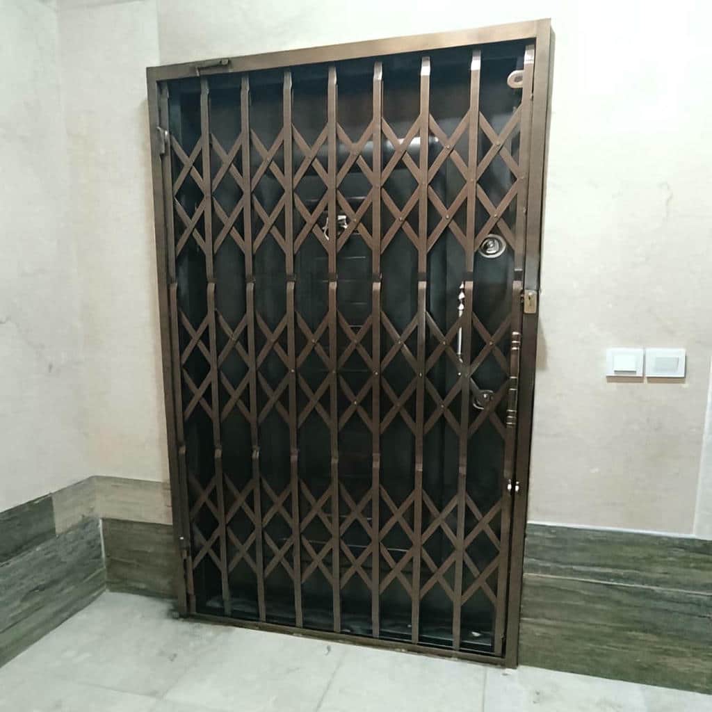 حفاظ آکاردئونی فلزی تیره در ورودی آپارتمان