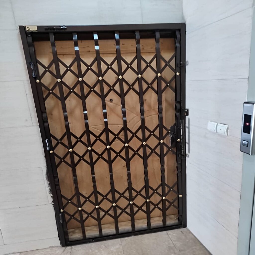 حفاظ درب آکاردئونی با شبکه مشبک