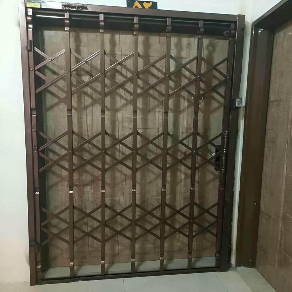 حفاظ درب آکاردئونی با قفل مرکزی