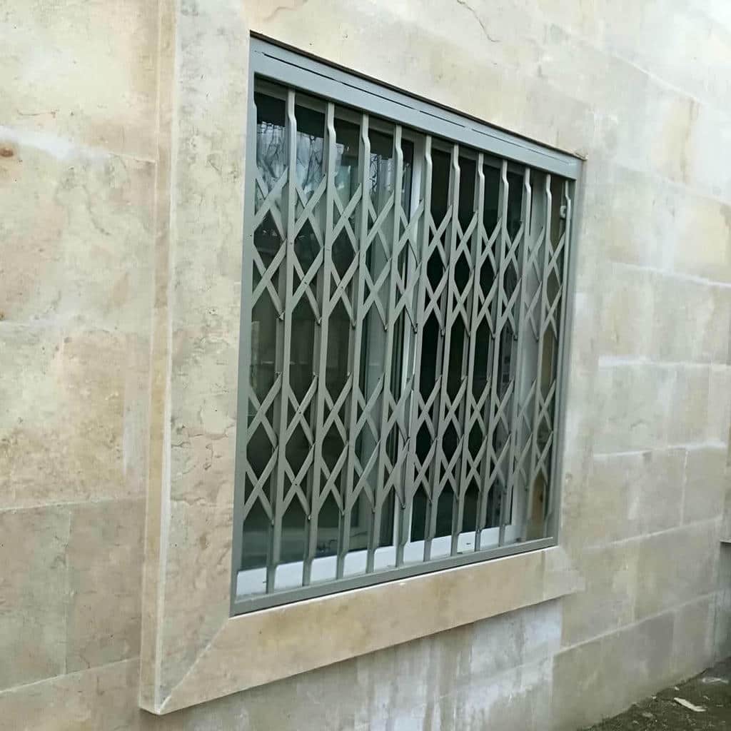حفاظ درب آکاردئونی با پوشش تیره در استان مازندران