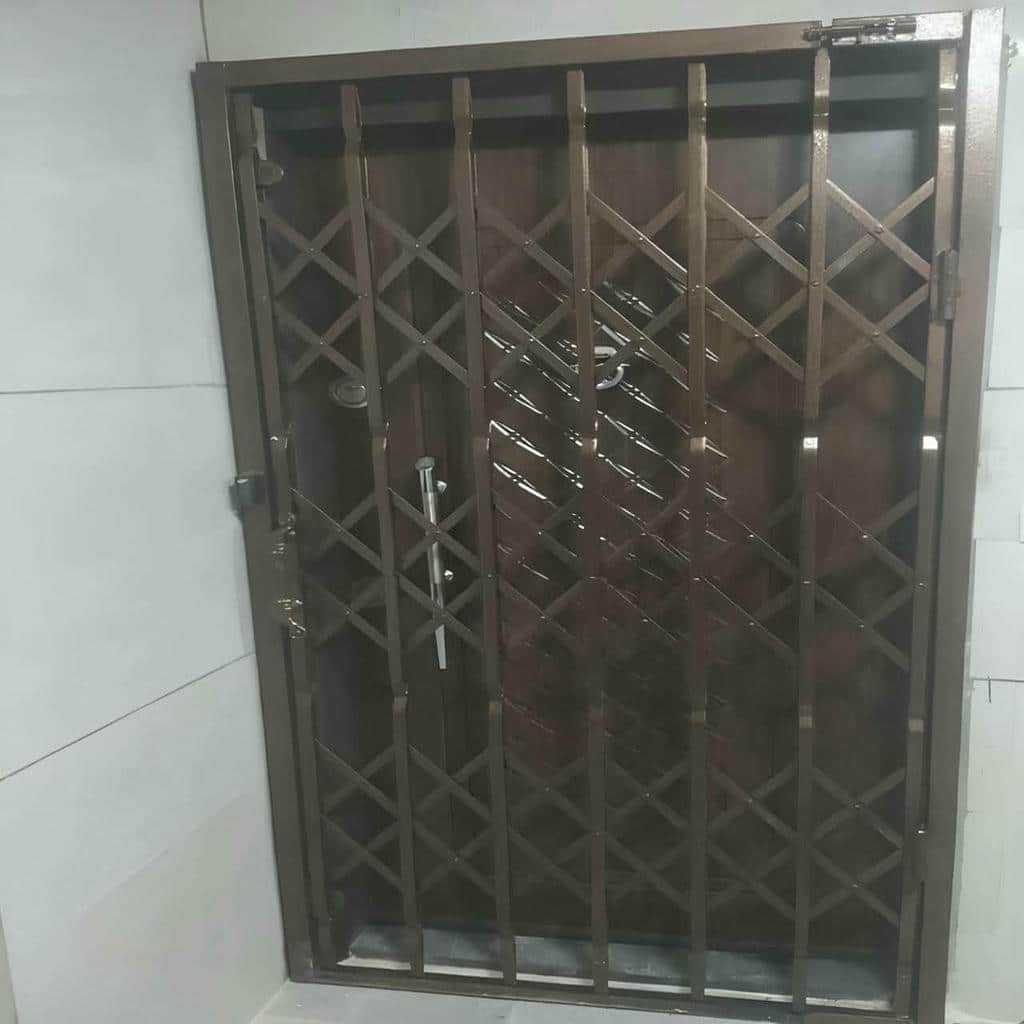 حفاظ درب آکاردئونی با پوشش تیره حفاظ درب آکاردئونی با پوشش تیره