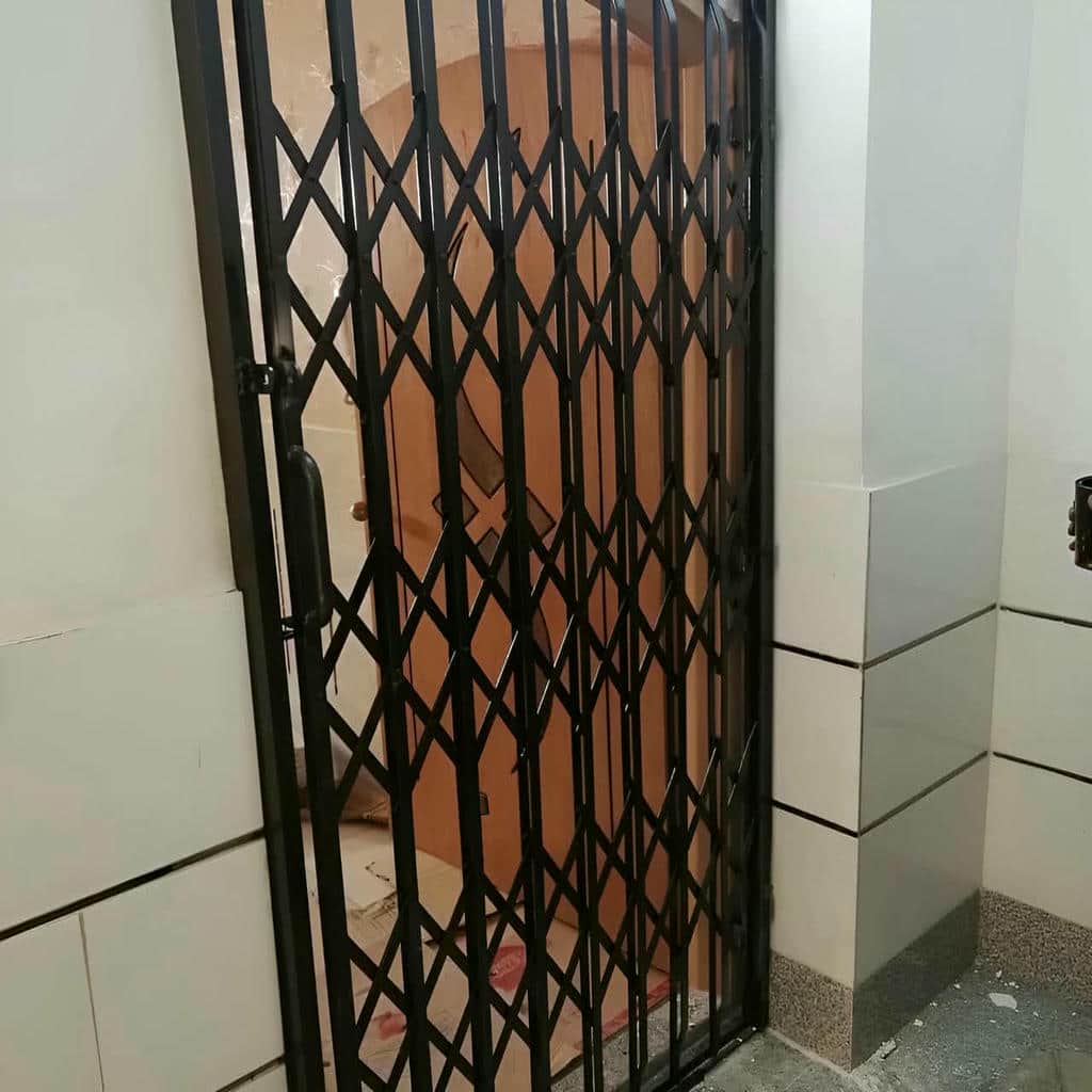 حفاظ درب آکاردئونی با پوشش مشکی مات