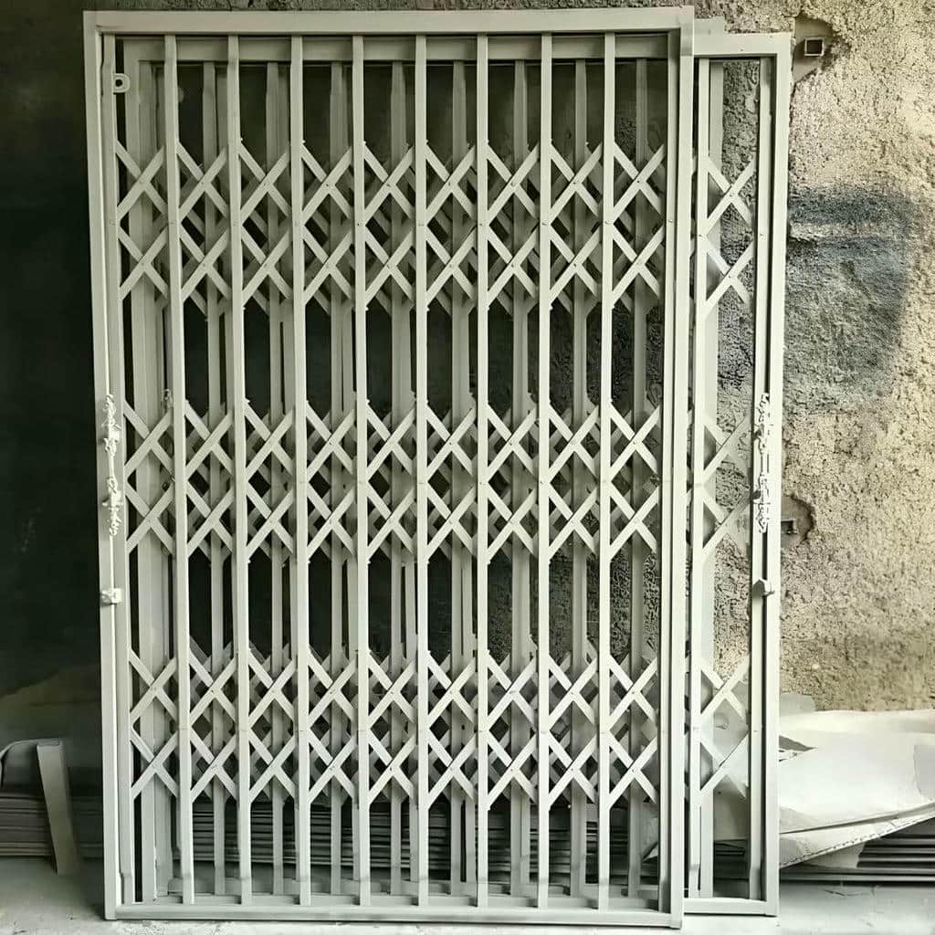 حفاظ درب آکاردئونی جمع شده کنار چهارچوب حفاظ درب آکاردئونی جمع شده کنار چهارچوب