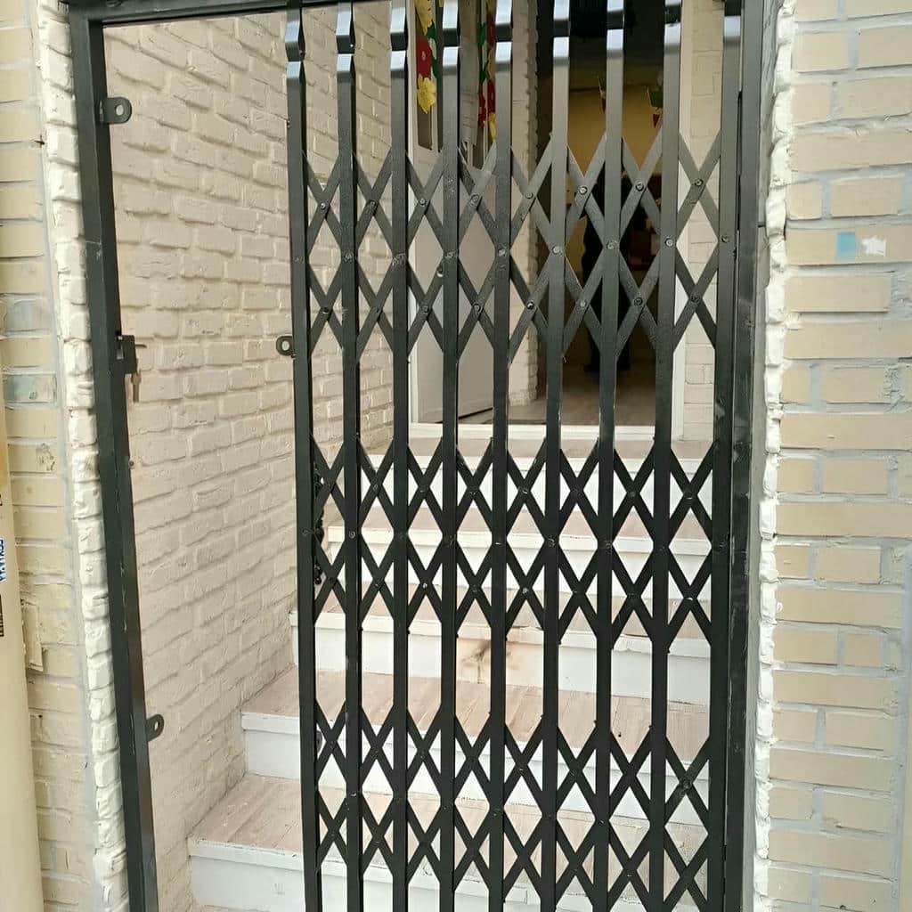 حفاظ درب آکاردئونی در سمنان برای ورودی آپارتمان