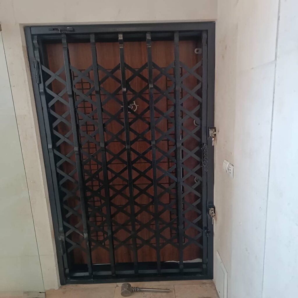 حفاظ درب آکاردئونی سفارشی برای ورودی یزد