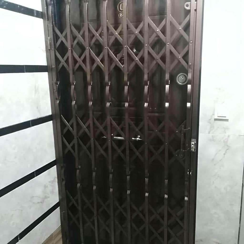 حفاظ درب آکاردئونی فلزی در بندرعباس با رنگ تیره