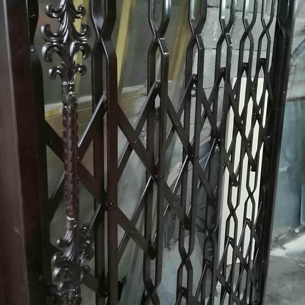 حفاظ درب آکاردئونی نصب شده در ورودی استان خراسان جنوبی