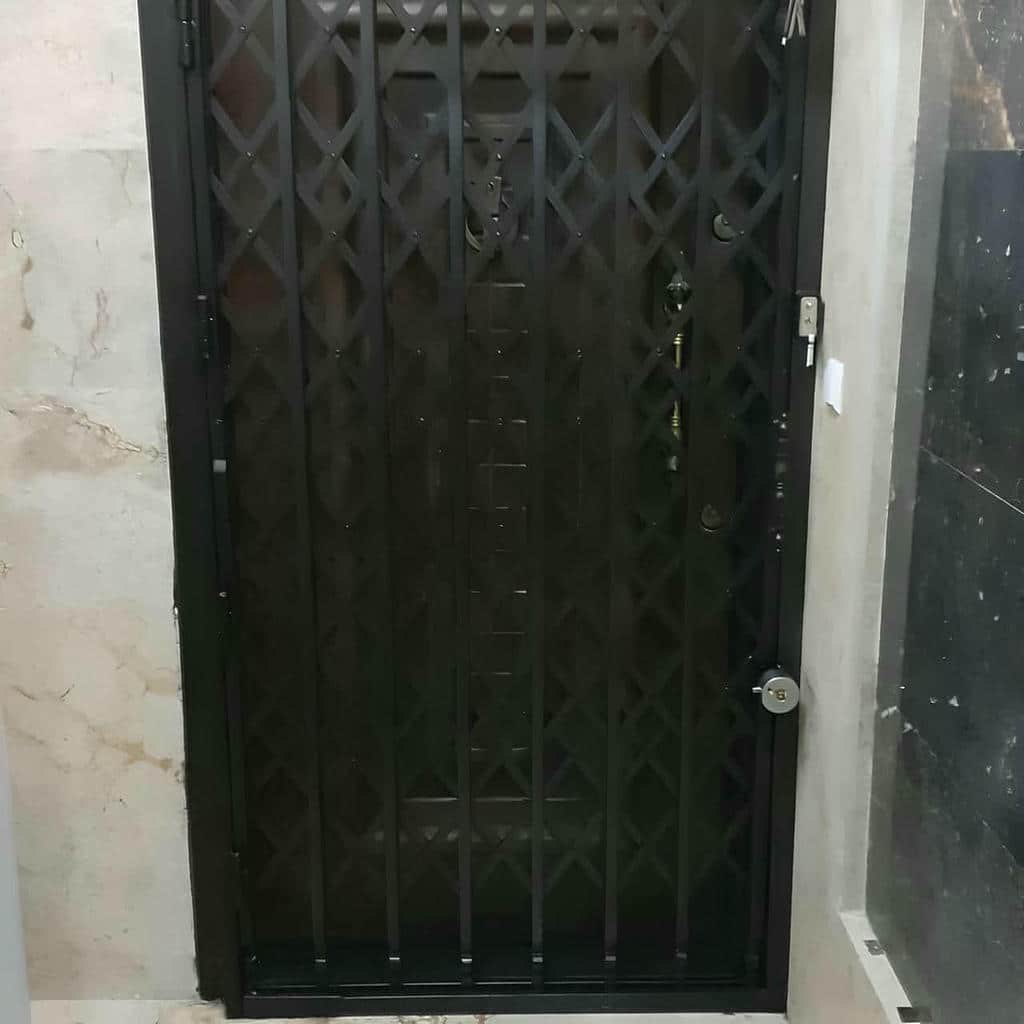 حفاظ درب آکاردئونی کرمانشاه نصب شده در ورودی