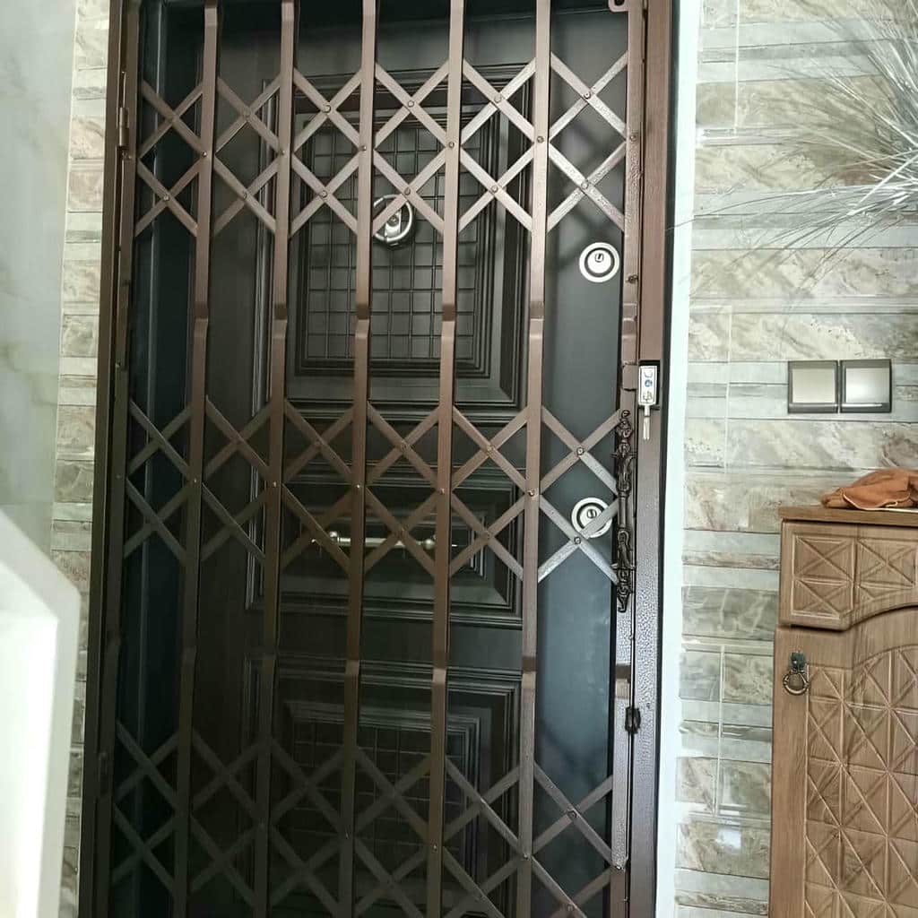 حفاظ درب آکاردئونی کنار چارچوب در استان سمنان حفاظ درب آکاردئونی کنار چارچوب در استان سمنان