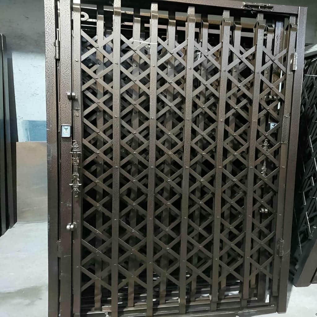 حفاظ درب آکاردئونی کنار چهارچوب ورودی