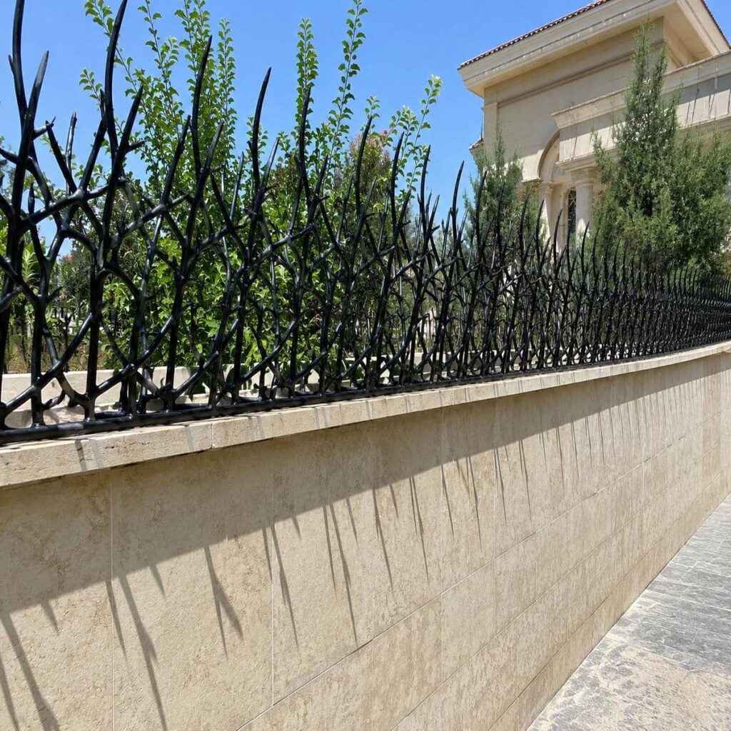 حفاظ دیوار رنگ زغالی در نمای آجری استان کردستان حفاظ دیوار رنگ زغالی در نمای آجری استان کردستان