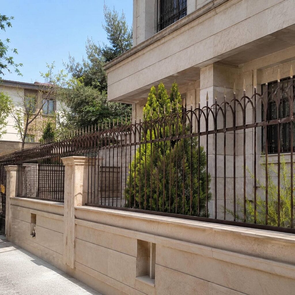 حفاظ دیوار سرنیزه ای رنگ تیره در یاسوج