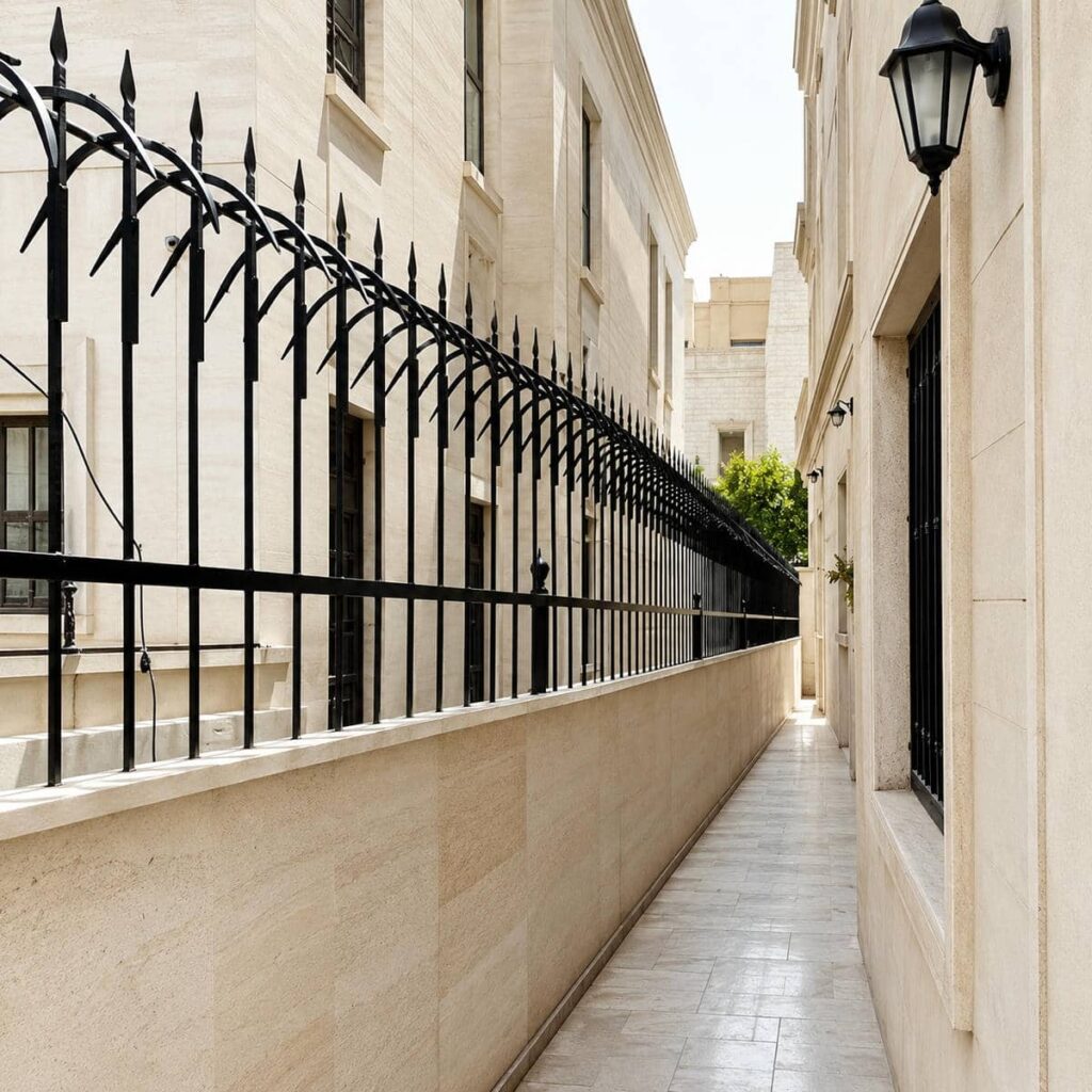 حفاظ دیوار فلزی طوسی برای محوطه مسکونی
