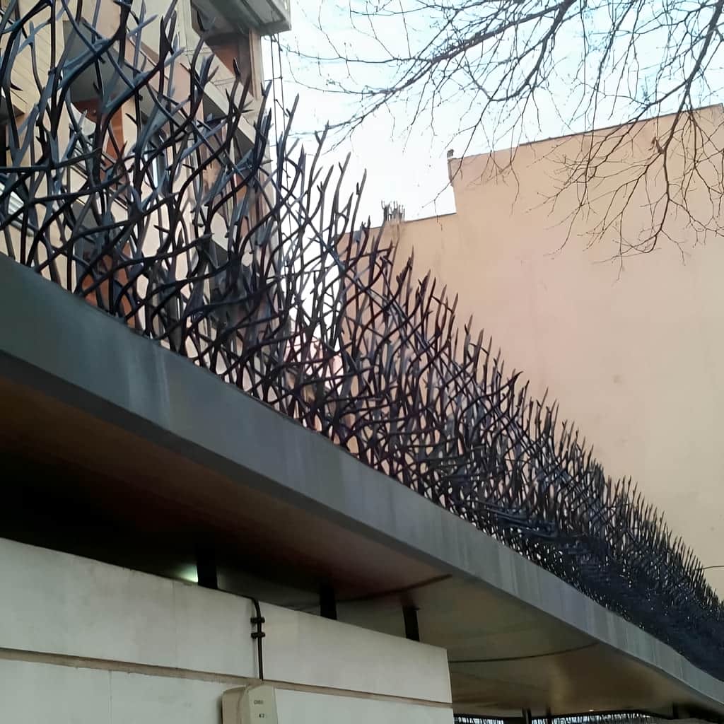 حفاظ دیوار متراکم کنار نمای سنگی در رشت