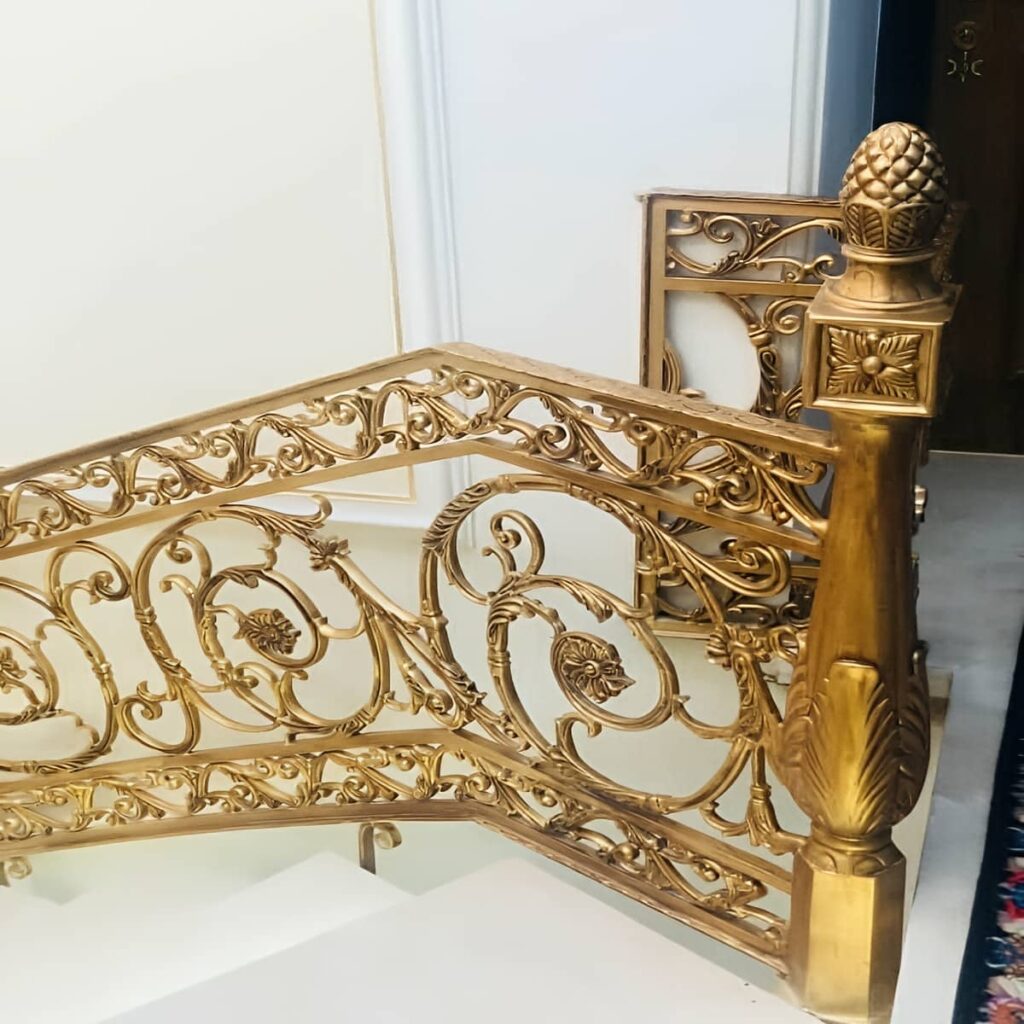 حفاظ پله فلزی با دستگیره چوبی در استان یزد