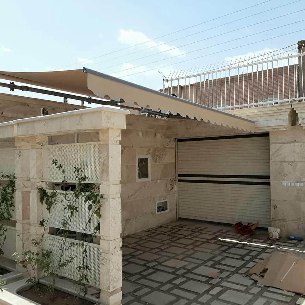 سایبان بازویی آلومینیومی کنار پنجره ساختمان