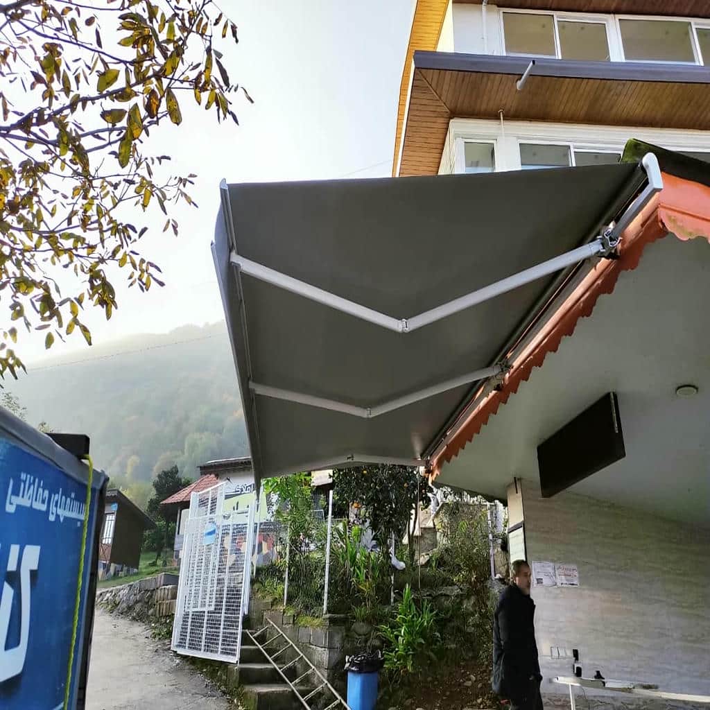 سایبان برقی استان زنجان ورودی فروشگاه با بازوی جمع شونده