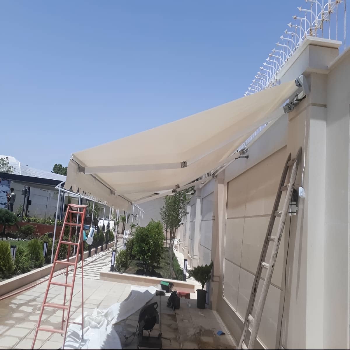 سایبان برقی بازویی با پارچه کرم در استان لرستان
