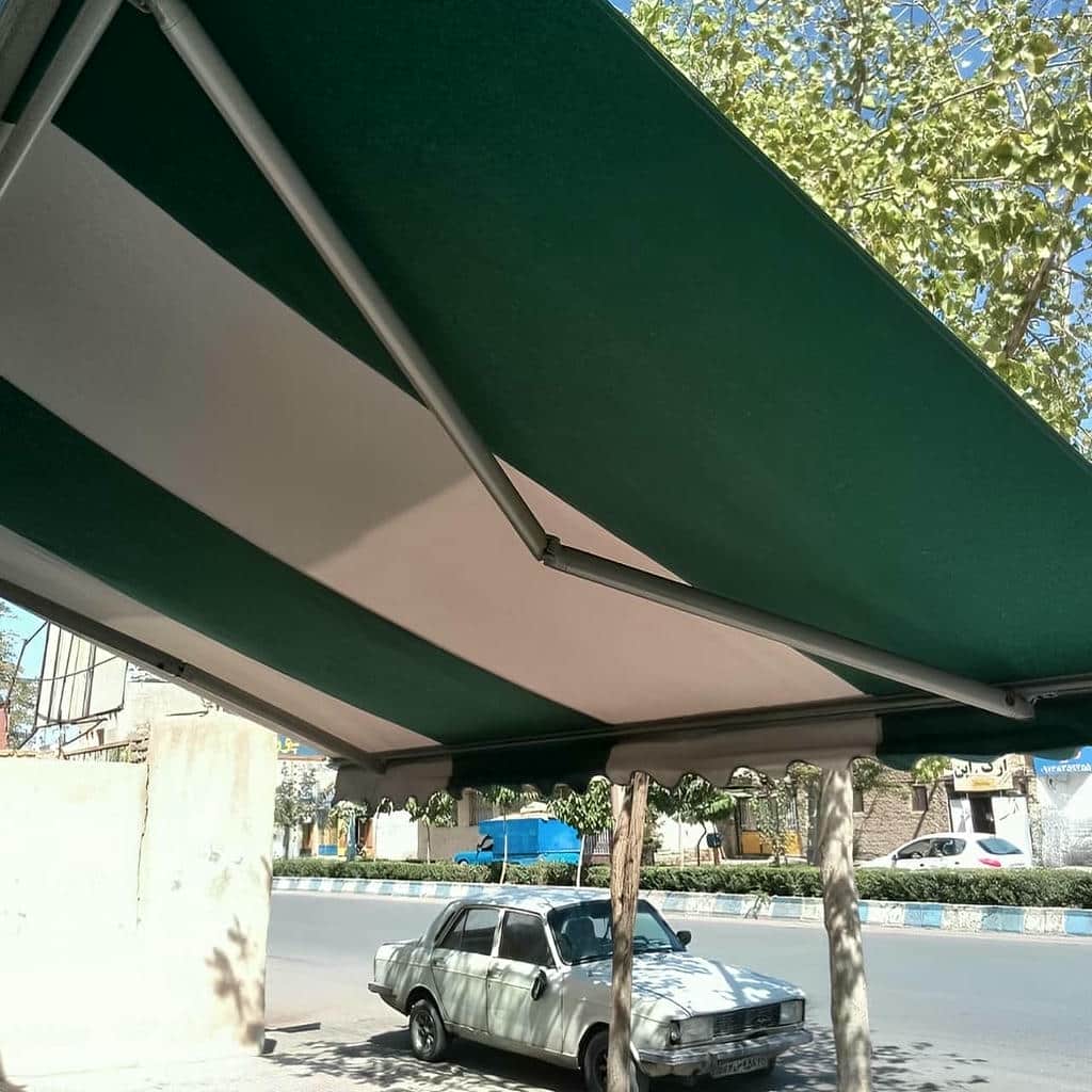 سایبان برقی با قاب سفید و پارچه روشن