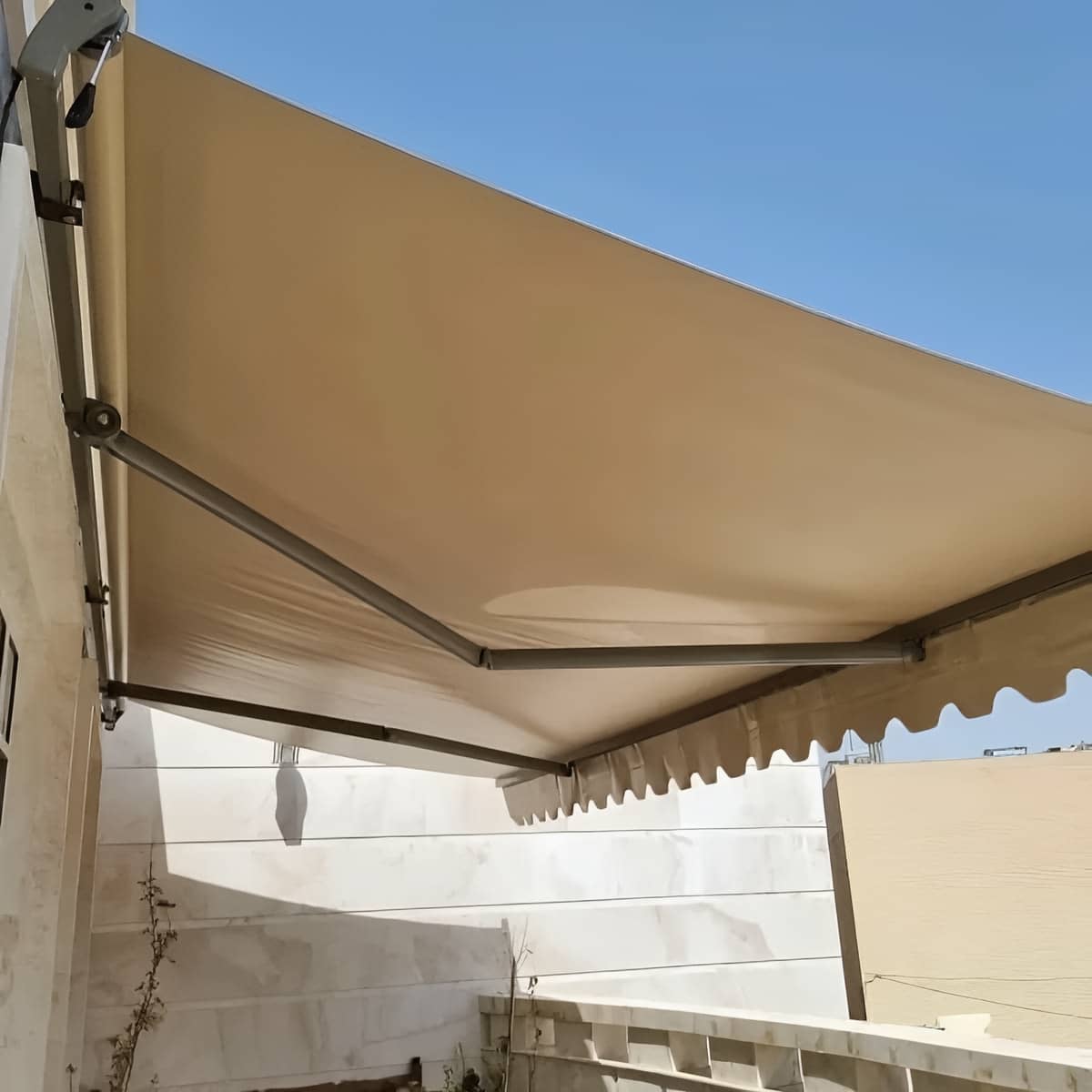 سایبان برقی در استان یزد با پارچه کرم