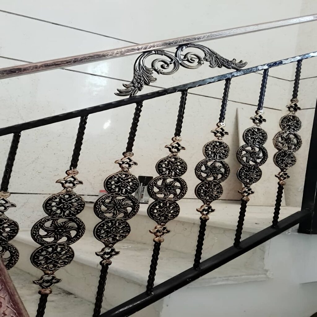نرده راه پله دوبلکس با خطوط عمودی نرده راه پله دوبلکس با خطوط عمودی