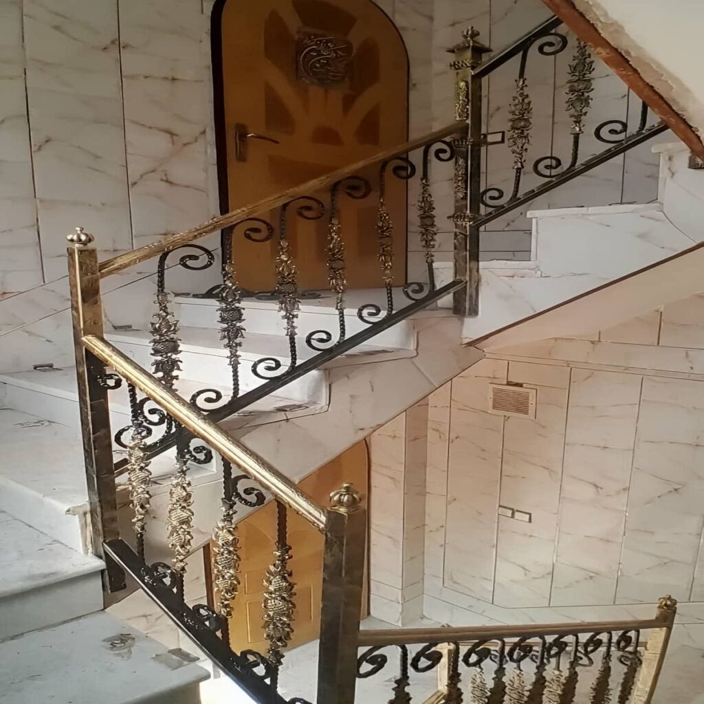 نرده راه پله مدرن با خطوط عمودی سمنان