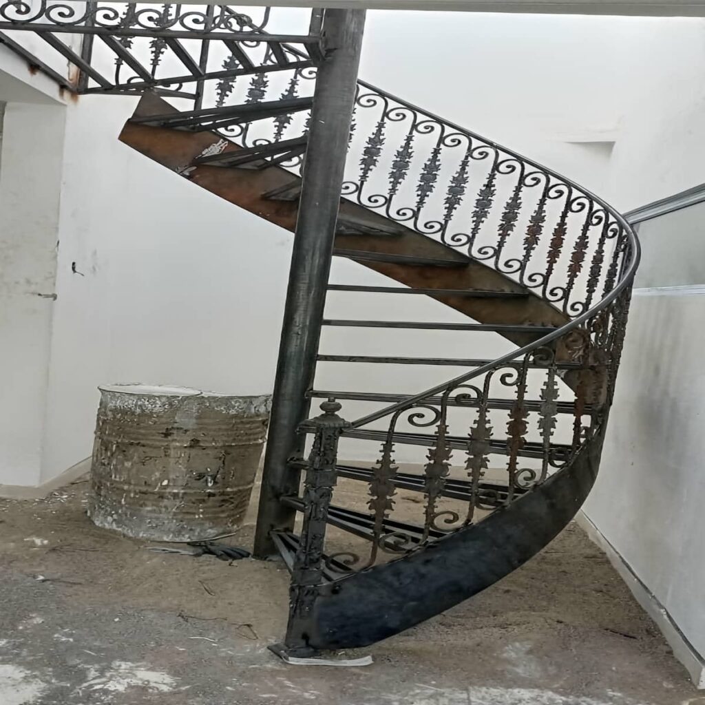 نرده راه پله مدرن با خطوط عمودی