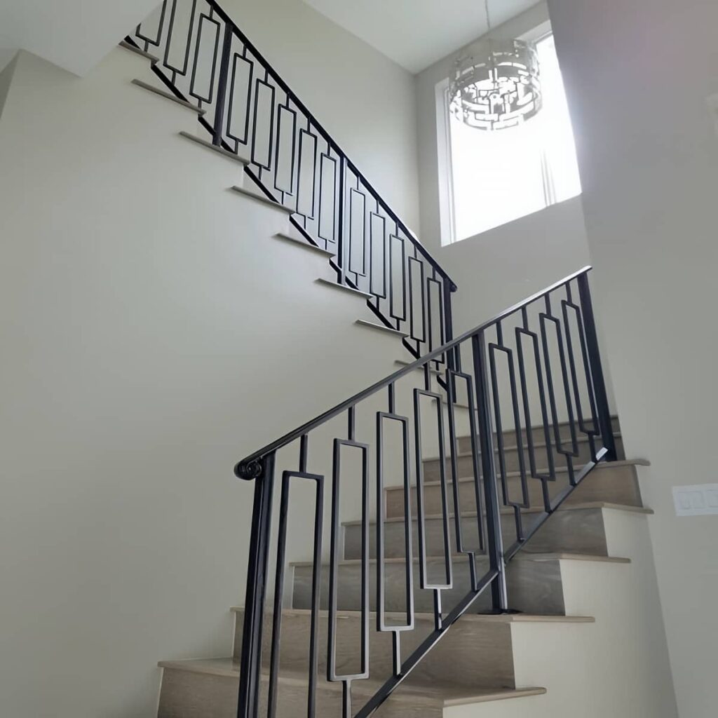 نرده راه پله مدرن با دستگیره چوبی