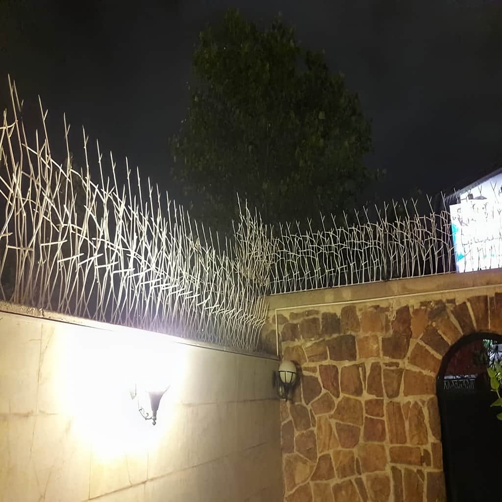 نرده روی دیوار آجری با فرم متراکم