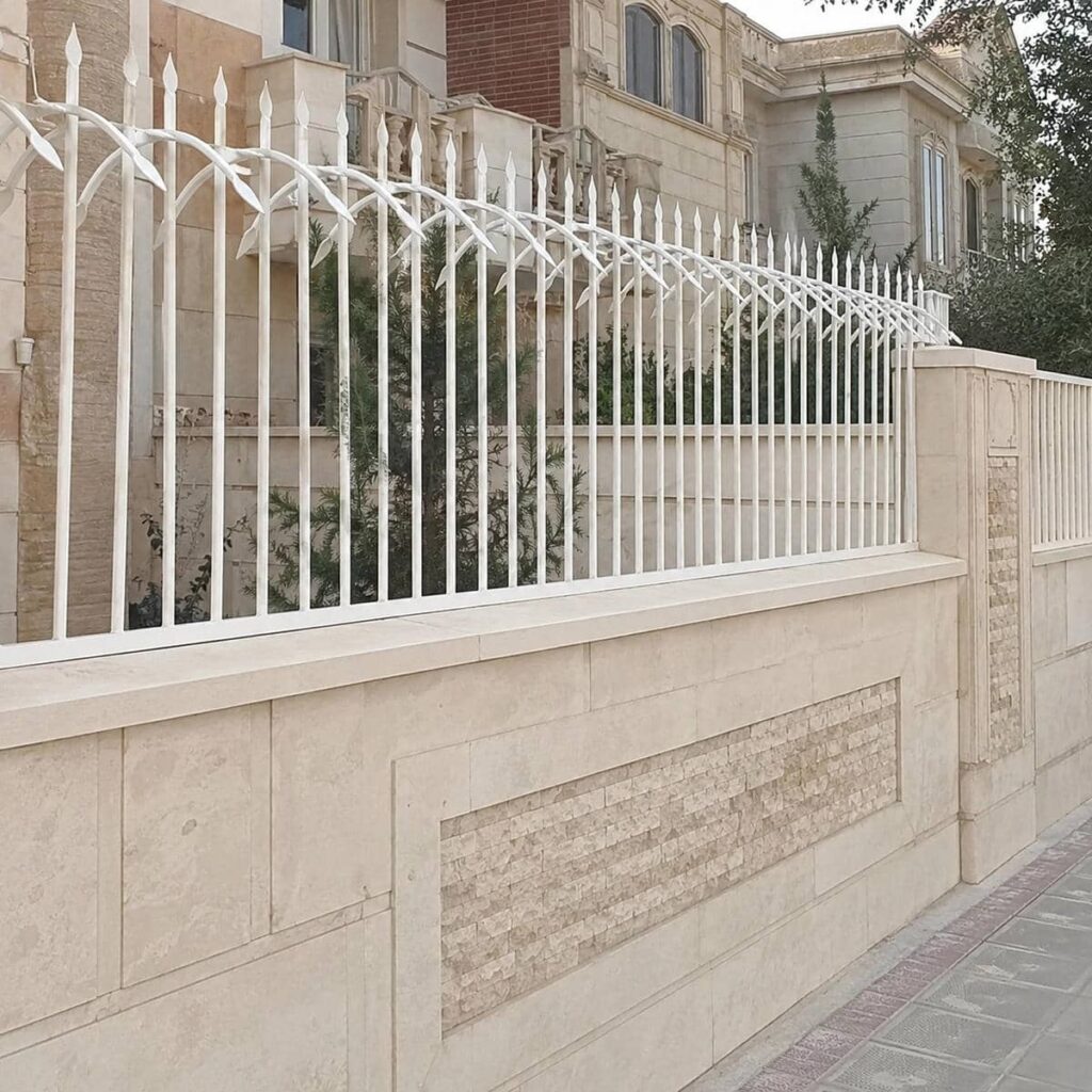 نرده روی دیوار با شاخه های منظم و نوک تیز