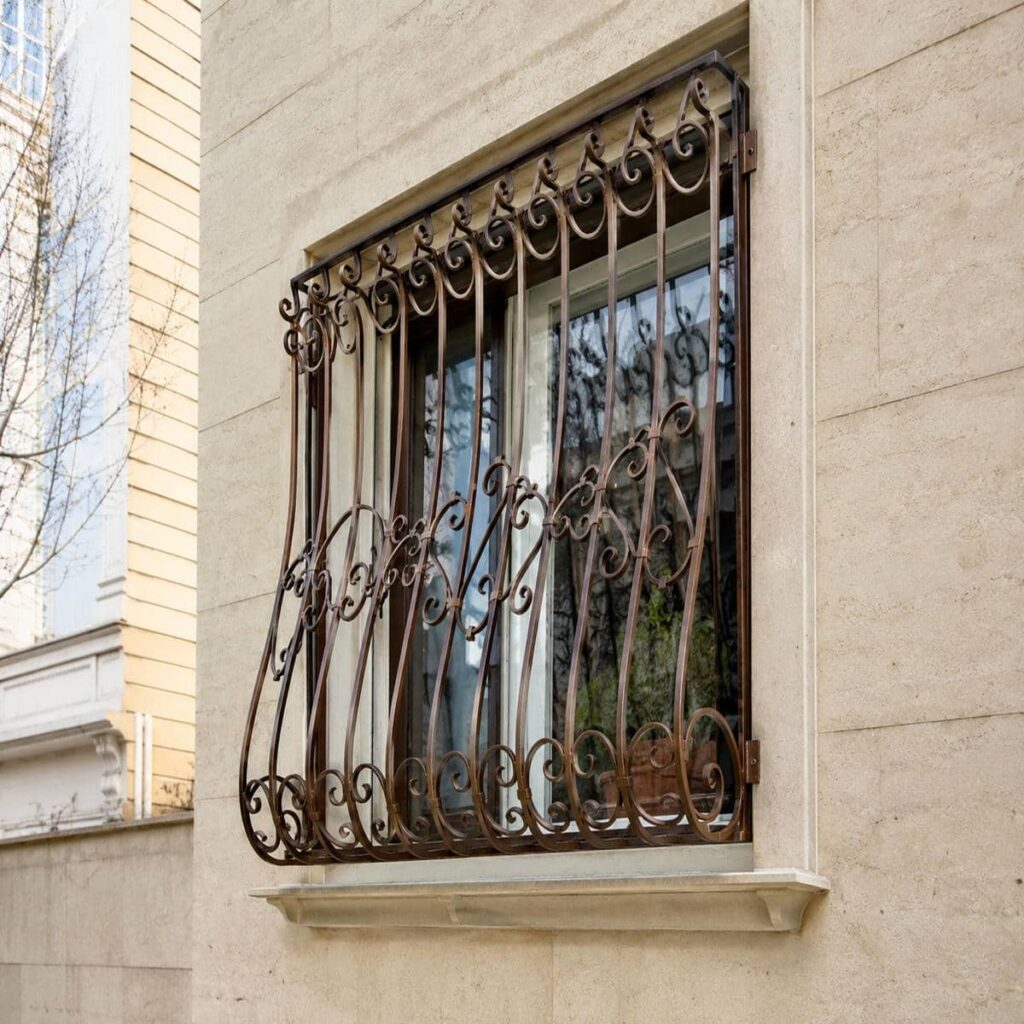 نرده پنجره آهنی با خطوط عمودی